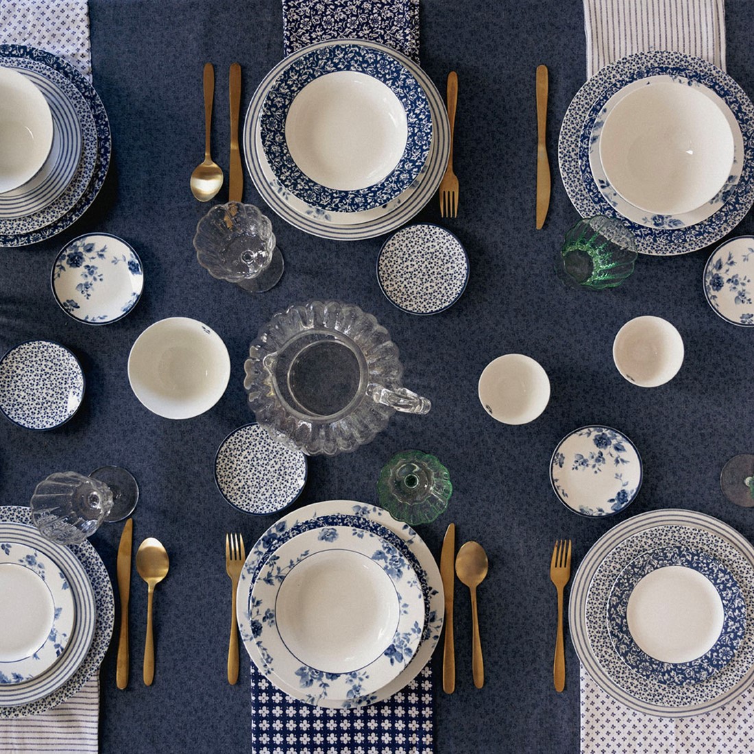 Italiaans tafelkleed met olijfmotief in de kleuren blauw en beige. 140x